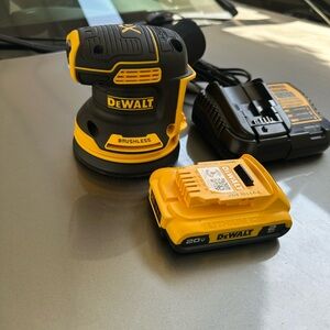 DEWALT Cordless Sander with Battery and Charger - Black and Yellow